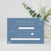 Moderne Elegante Dusty Blue Silver Winter Wedding RSVP Kaartje (Staand voorkant)