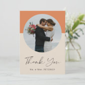 Moderne elegante, eenvoudige scriptfotobruiloft bedankkaart (Staand voorkant)