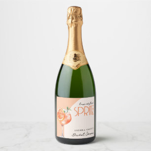 Moderne Elegante Liefde bij Eerste Spritz Vrijgeze Sparkling Wijnetiket