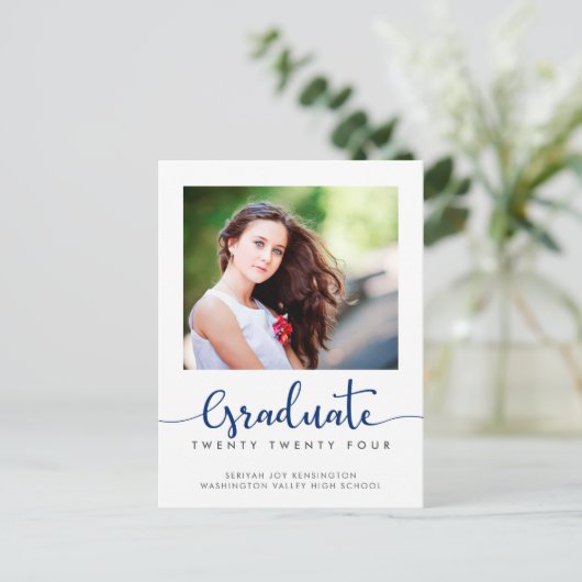 Moderne elegante minimalistische Afstuderen script Aankondigingskaart (Staand voorkant)