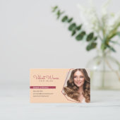 Moderne Elegante Rode Haar Stylist Make-up QR Code Visitekaartje (Staand voorkant)