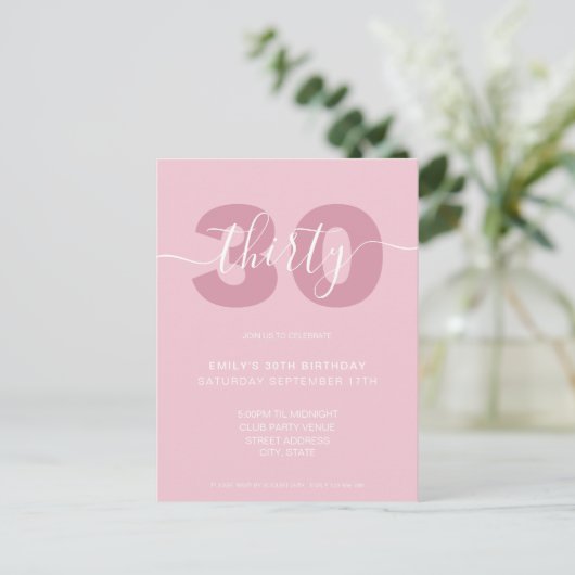 Moderne Elegante Script 30e Verjaardagsuitnodiging Briefkaart (Staand voorkant)