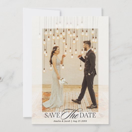 Moderne Elegante Script Bruiloftsfoto Save The Date (Voorkant)
