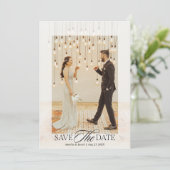 Moderne Elegante Script Bruiloftsfoto Save The Date (Staand voorkant)