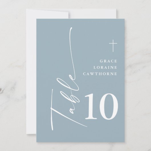 Moderne elegante script stoffige blauwe tafel numm kaart (Voorkant)