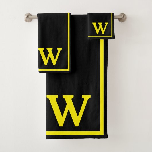 Moderne Elegante Zwarte Gele Monogram Script Bad Handdoek (Insitu)