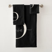 Moderne Elegante Zwarte Witte Monogram Script Bad Handdoek (Insitu)