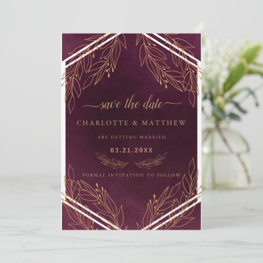 Moderne elegantie bordeauxrood en goud save the date (Staand voorkant)