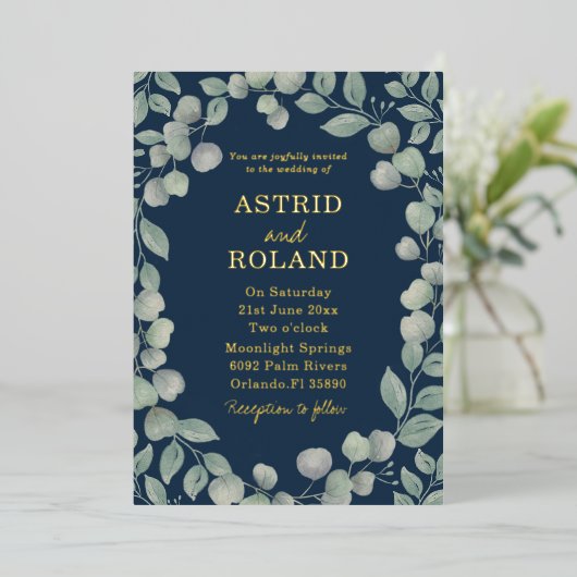 Moderne Eucalyptus Blauw & Echt Goud Bruiloft Folie Uitnodiging (Staand Voorkant)