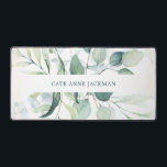 Moderne Eucalyptus Vert Élégant Rustique<br><div class="desc">Elégant tapis de bureau de style rustique avec un design simple avec votre nom entre une bordure haut et bas de feuilles d'eucalyptus et de verdure.</div>