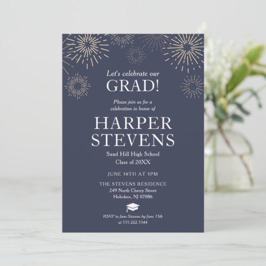 Moderne Fireworks Graduation Party Invitation (Debout devant)