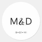 Moderne Flair Script Minimaal Monogram Witte Trouw Ronde Sticker (Voorkant)