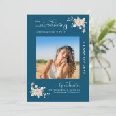 Moderne Floral Graduation 2022 Invitation photo (Debout devant)