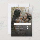 Moderne foto en zwarte overlay bruiloft RSVP Kaart (Voorkant)