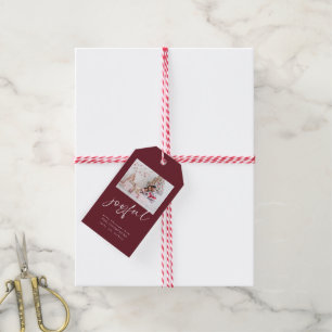 Moderne foto Joyful Script Bourgondië Kerstmis Cadeaulabel
