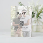 Moderne foto LGBTQ QR Code RSVP Kaartje (Staand voorkant)