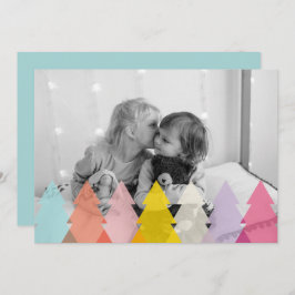 Moderne foto met heldere kerstbomen feestdagenkaart