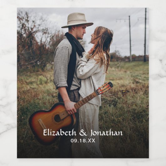 Moderne foto Rustic Script Wedding Wijn Etiket (Enkel label)