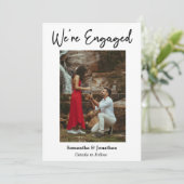 Moderne foto We’re Engaged Aankondiging Kaart (Staand voorkant)