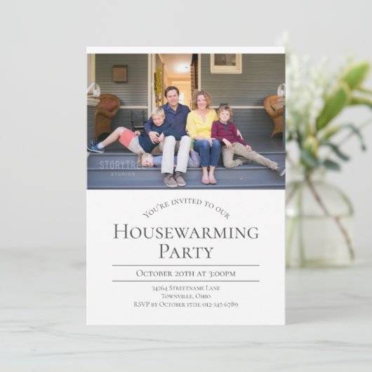 Moderne foto White Grey Housewarming Invitation Kaart (Staand voorkant)