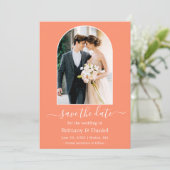 Moderne fotolijst boog koraal save the date (Staand voorkant)