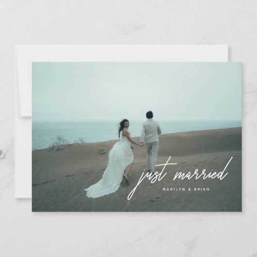Moderne fotoscript 'Just Married' bruiloft Aankondiging (Voorkant)