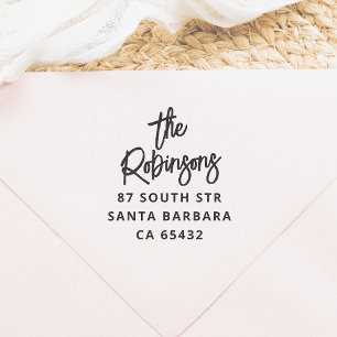 Moderne gedurfde belettering familienaam & retoura 	rubberstempel