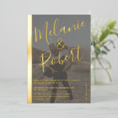 Moderne gedurfde zwarte bruiloft 2 foto's gouden s folie uitnodiging (Staand Voorkant)