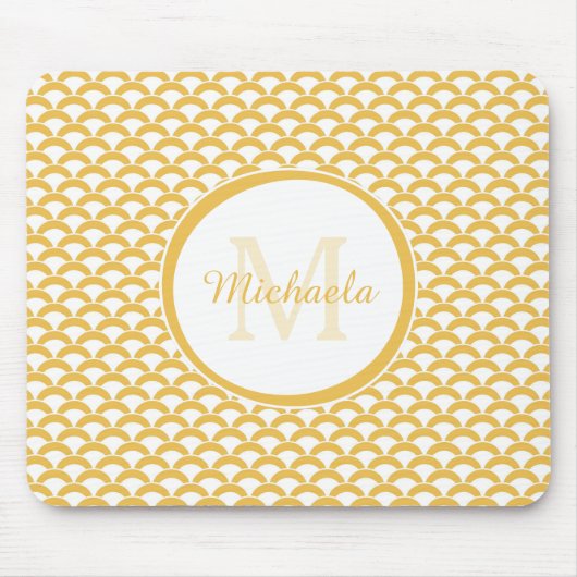 Moderne Gele en Witte Scallops Monogram en Naam Muismat (Voorkant)