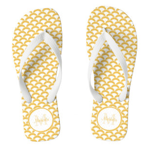 Moderne Gele en Witte Scallops Monogram en Naam Teenslippers