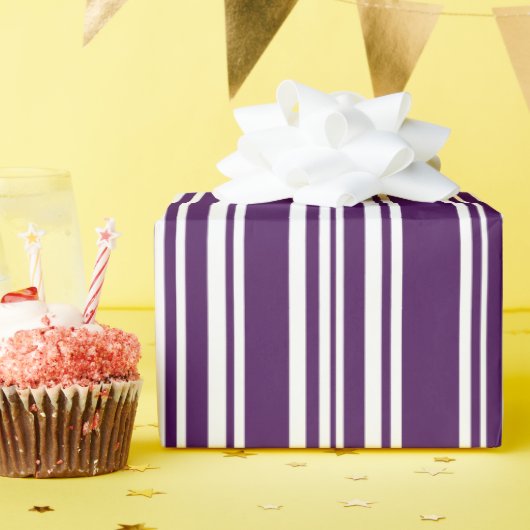 Moderne gemengde Paarse en witte strepen Cadeaupapier (Verjaardagsfeest)