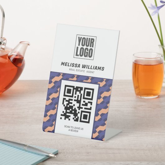 Moderne geometrische in elkaar grijpende patroon reclamebord met voetstuk (Insitu)