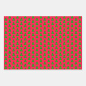 Moderne geometrische kerstbomen op groen op rood inpakpapier vel (Voorkant 2)