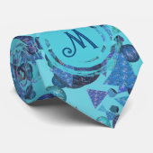 Moderne geometrische vormen met monogram in blauw stropdas (Opgerold)