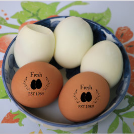 Moderne gepersonaliseerde verse eieren met datum z 	rubberstempel