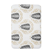 Moderne gestileerde grijs & gouden damast op wit badmat (Voorkant Verticaal)