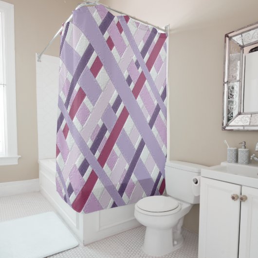 Moderne getextureerde mauve striped douchegordijn (In situ)