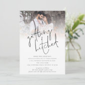 Moderne Getting Hitched-foto QR-code bruiloft Kaart (Staand voorkant)