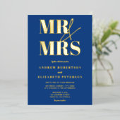 Moderne gewaagde Mr. Mrs script blauwe foto bruilo Folie Uitnodiging (Staand Voorkant)