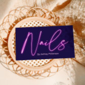 Moderne glazen paarse neonnagels, script logo qr c visitekaartje