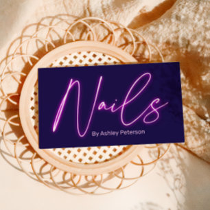 Moderne glazen paarse neonnagels, script logo qr c visitekaartje