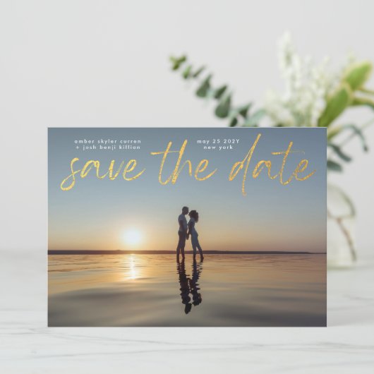 Moderne Gold Foil Script QR-code Save the Date Kaart (Staand voorkant)