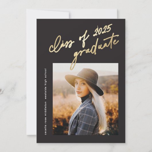 Moderne Gold Script Klasse van 2024 Foto Afstudere Kaart (Voorkant)