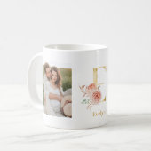 Moderne Gouden Bloem Letter E | Twee foto-monogram Koffiemok (Voorkant links)