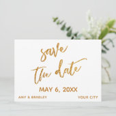 Moderne gouden golven en handschrift wit save the date (Staand voorkant)