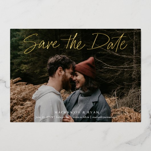 Moderne gouden schrift minimale foto save the date folie uitnodiging (Voorkant)