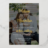 Moderne gouden script 2 foto's bruiloft zwarte bed folie uitnodiging (Voorkant)