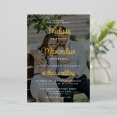 Moderne gouden script 2 foto's bruiloft zwarte bed folie uitnodiging (Staand Voorkant)