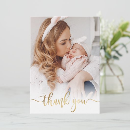 Moderne Gouden Scriptie Pasgeboren Baby Foto Bedan Bedankkaart (Staand voorkant)