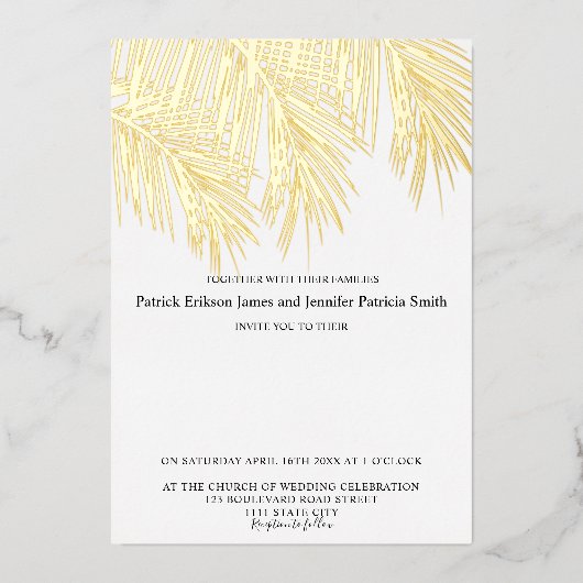 Moderne goudpalmboom met elegant script bruiloft folie uitnodiging (Voorkant)